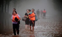 중국·한국의 폭우 참사, 기다려도 ‘누군가’ 오진 않았다