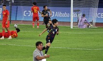 한국 남자축구, 중국 꺾고 4강 진출…5만 “자여우” 함성 잠재웠다