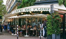 파리의 카페 옆에는 서점이 있다