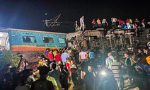 인도 초고속 열차 탈선뒤 3노선 충돌 뒤엉켜…1천명 사상