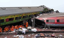 인도 열차 탈선 뒤 삼중충돌 사망자만 288명…모디 총리 “비통”