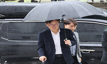 지팡이 짚은 이재명, 질문에 아무 말 없이 법원 안으로