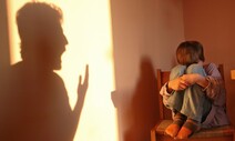 “맞고 갇혔나?”…가방 속 작은 몸에 필사적 방어흔