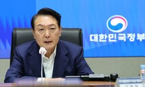 취임 두달새 28%…그래도 “일희일비 안 한다”는 대통령실