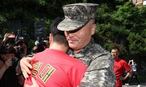 법원 출입문 걸어잠그고 박정훈 대령 강제구인한 군