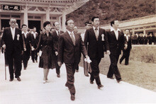 1977년 박정희 전 대통령을 수행하는 박근혜 대통령 당선인(왼쪽부터) 한겨레자료