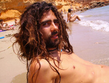 다리오가 산페드로 해변에서 일광욕을 즐기고 있다. 뒤로는 나체인 사람들이 보인다. 지와 다리오 제공