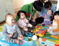 사우나 아줌마 부대의 고만고만 한 아기들. 함께 모이니 즐겁기만하다. 한겨레 임지선 기자