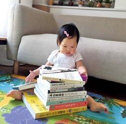 육아책은 많지만 부모들을 안심시키는 책은 드물다. 송채경화 기자