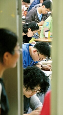 서울의 한 고시학원에서 서울시 지방공무원 임용 필기시험을 앞두고 학생들이 모의고사를 치르고 있다. 한겨레 이종근 기자