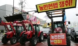 [포토] 전봉준투쟁단 ‘3차 트랙터 상경투쟁’, 석수역 인근 대치
