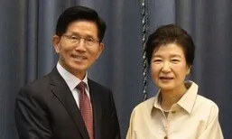 김문수 만난 박근혜 “섭섭한 일 내려놓고 하나로 뭉쳐 이겨달라”