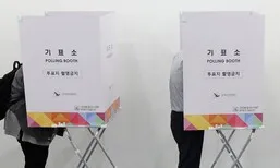 ‘부정선거 감시?’…보수단체, 사전투표소 주변서 투표자 수 집계