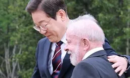 ‘굽은 왼팔’ 이 대통령이 왼손가락 잃은 룰라 대통령 감싸안은 순간