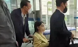 비공개 선호하는 윤석열, 김건희 휠체어 밀 땐 공개…“한심한 연출”