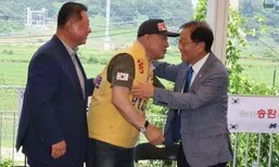 임진각서 포옹한 납북가족대표·파주시장…작년까지 대북전단 탓 몸싸움