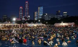 [포토] 물 반 사람 반…폭염에 한강 야외수영장 ‘불야성’