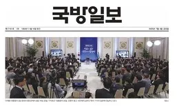 윤석열 사진은 주먹만, 이 대통령은 ‘보일락 말락’