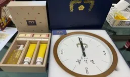 [단독] 윤석열 대통령실, 구속 직전 우파 단체에 ‘대통령 벽시계’ 선물