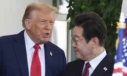 트럼프, 이 대통령에 귓속말…음모론자 “숙청” 외치자 “가짜 뉴스”