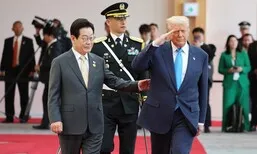 ‘일장기 패싱’ 트럼프, 태극기 앞에선 이 대통령과 함께 섰다