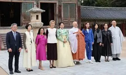 김혜경 여사, 불국사서 APEC 배우자 행사…핫팩 복주머니 선물