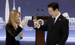 ‘K팝 열성팬’ 딸과 블랙핑크 응원봉 들고 방한한 이탈리아 총리