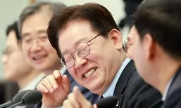 “주차장이 가업? 차를 45도로 세워요?ㅋㅋ”…‘웃참’ 실패한 대통령