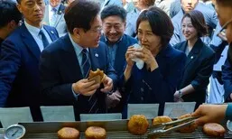 이 대통령, 자갈치시장 ‘깜짝 방문’…“악수하려고 손 씻고 기다렸어요”