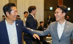이 대통령 겨눈 유시민 ‘재건축론’…전대 앞둔 민주당 노선 갈등 격화