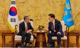 이 대통령, 왕이 만나 “한반도 문제 긴밀한 전략적 소통 이어가달라”
