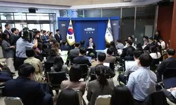 이 대통령 “저쪽 의원 몇명 빼오는 쌍팔년도식 정계개편 무의미”