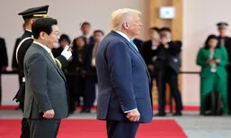 ‘일장기 패싱’ 트럼프, 태극기 앞에선 이 대통령과 함께 섰다