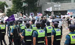 ‘올공’서 경찰에 침 뱉고 욕설한 40대 여성 구속송치…영장심사서 ‘눈물’