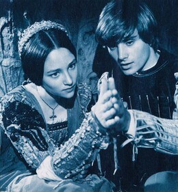 청소년 시기의 사랑을 낮춰 일컫는 경우가 많다. 하지만 고전 <로미오와 줄리엣>의 채 16살도 안 된 주인공들은 죽음만이 갈라놓는 진지한 사랑을 잘 보여준다.