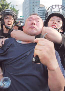 촛불집회 참가자들에 대한 양형이 제각각이다. 6월29일 오후 서울시청 앞 광장에서 경찰의 서울광장 원천봉쇄에 항의하는 한 시민을 전경이 체포하고 있다. 한겨레 이종근 기자
