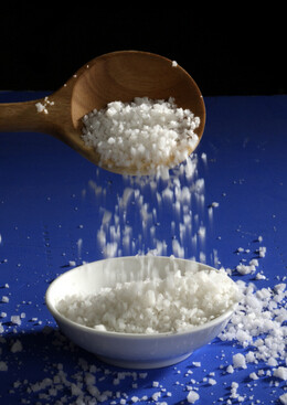 소금은 신진대사에 꼭 필요하다. 하루 3g이면 되는데 한국인들은 하루 15g 가까이 소비한다. 참 짜게 먹는다. 한겨레 곽윤섭