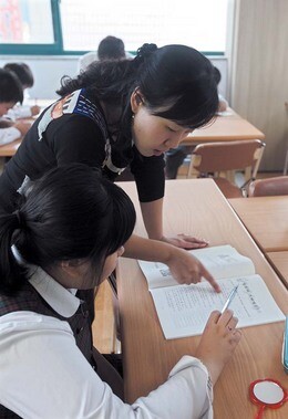 함께 여는 청소년 학교에서 이수희 상담교사가 자아존중감 형성 프로그램을 진행하고 있다.