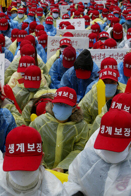 성매매 합법화가 ‘성노동자’의 권리를 보장한다는 목소리도 있다. 2004년 서울 여의도에서 한국여성종사자연맹의 생존권 촉구 집회가 열렸다. 한겨레 이정아 기자