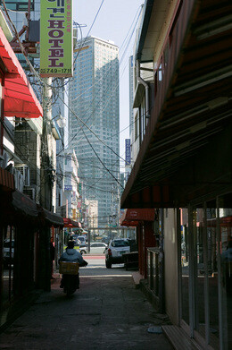 원초적 욕망이 벌거벗은 용산역 앞 성매매 집결지 모습. 이 지역의 욕망은 성에서 땅으로 옮겨붙고 있다. 사진 <한겨레21> 박승화 기자