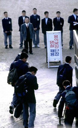 서울의 한 중학교 등교 시간 풍경. 복장 검사를 하는 교사와 선도부원들의 눈초리가 매섭다. 학생들에겐 매일같이 반복되는 공포의 순간이다. 한겨레 장철규 기자