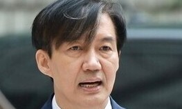 조국, 5·18 민주묘지 참배…총선 행보 시동 걸었다