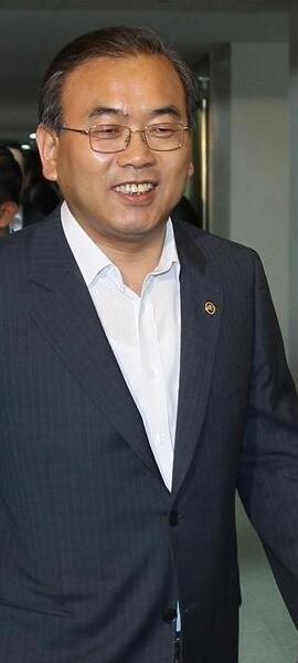 지식경제부 2차관으로 임명된 박영준 전 국무총리실 국무차장이 8월13일 정부중앙청사에서 열린 국무회의에 참석하고 있다. 연합