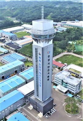102m 높이의 승강기 시험타워. 내년 11월엔 23m 더 높은 125m 높이의 제2시험타워가 세워진다.