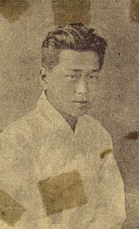 작가 심훈의 20대 모습. 압록강 철교와 뗏목. 신문 연재소설 <동방의 애인> 제1회 삽화(안석주 그림). 임경석 제공