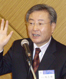  a professor at Yeungnam University’s Park Chung Hee School of Policy and Saemaul