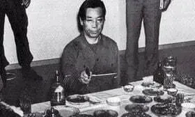 A restrained Kim Jae-gyu reenacts holding a gun pointed at Park Chung-hee on Nov. 7, 1979. (from the Yearbook of ’80s Photojournalism)