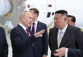 Russian President Vladimir Putin speaks to North Korean leader Kim Jong-un at Vostochny Cosmodrome in the Russian Far East during Kim’s visit for a summit in September 2023. (Yonhap)