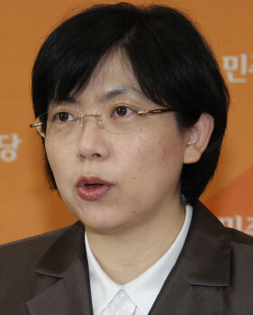 » 이정희 민주노동당 대표가 3월14일 국회에서 기자간담회를 열어, 진보신당이 “3월27일 정기 당대회에서 통합 관련 공식 협상단 구성을 확정해달라”고 요구하고 있다. 연합 