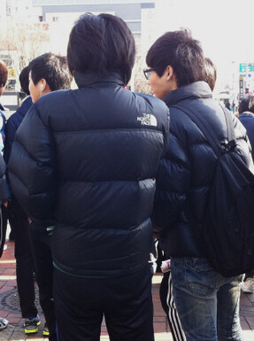 노스페이스 패딩점퍼를 입은 고등학생들이 건널목에서 신호를 기다리고 있다. 한겨레21 김정효